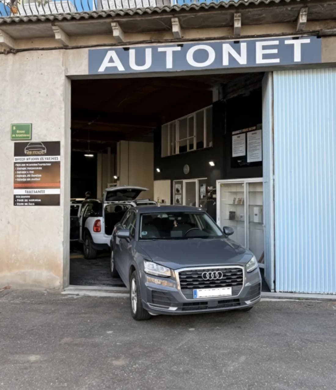 Façana del taller AUTONET a Bellpuig, amb el rètol sobre l’entrada.